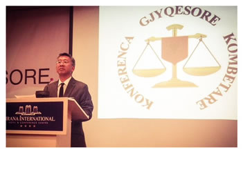 Ambasadori Lu, gjyqtareve te korruptuar: Mund te futeni ne burg se shpejti