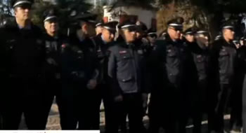 Nis protesta, qellojne policine me miell, veze dhe domate