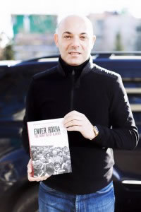 Enver Hoxha i Fevziut botohet ne Londer