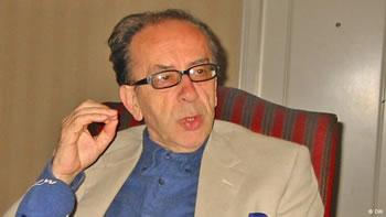 Ismail Kadare i beri letrat shqipe pjese te letersise boterore