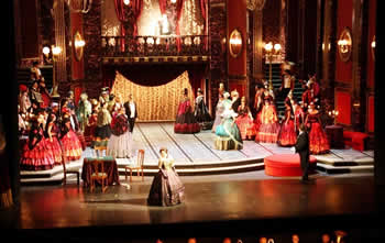 VIDEO/'Shqiptarja e bukur' qe surprizoi publikun me 'La Traviata' 