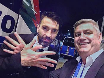 Legjenda italiane Gigi Buffon ben shqiponjen me Shakohoxhen