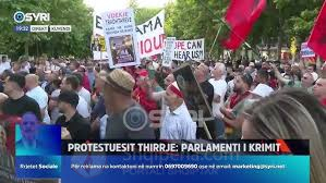  Parlament i krimit    Parlament i turpit    Dorëheqje    Protestuesit marshojnë drejt Kuvendit