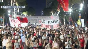 Protestuesit nisin marshimin në bulevard    Rama jep dorëheqje 