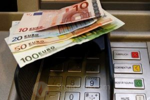 kursi-i-kembimit-valutor-dollari-merr-veten-euro-nuk-ndryshon