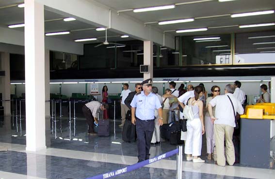 Aeroporti i Ri Rinas
