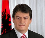 Kushtetuta, Topi firmos, edhe pse ishte kundër