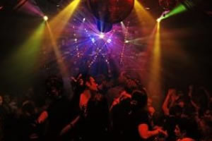 Dhjetëra të rinj humbin shikimin në një party