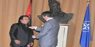 Presidenti dekoron kengetarin Al Bano