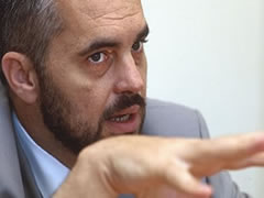 Rama përkujton rrëzimin e bustit të Hoxhës