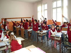 Prinderit shqiptare te painteresuar per shkollen e femijeve