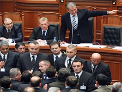 Degjeneron Parlamenti:Berisha-opozites: Zhvishuni legena Deputetet e PS: O Sali, o kusar! 