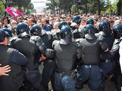 Protesta, policia 'blindon' Tiranen