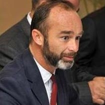 Vjedh nga të varfrit për t’u dhënë të pasurve