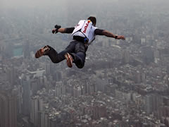 Felix Baumgartner gati per realizuar hedhjen nga hapesira (VIDEO-FOTO)