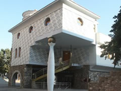 Shkup, shtatorja dhe shtepia e Nene Terezes ne nje cep te lagjes maqedonase 