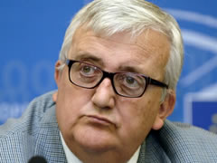 Fyeu shqiptaret ne radio, fushate per ta perjashtuar nga Parlamenti Evropian