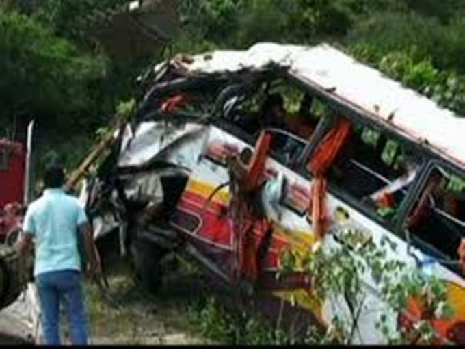 Bie në humnerë autobusi me 40 nxënës 