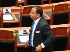 Andis Harasani dorezon mandatin e deputetit