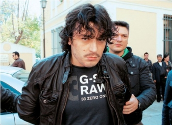 Terror ne burgun grek, shqiptari Alket Rizai, mban 6 pengje me granate ne dore: Ose me vrisni, ose me lini te lire 