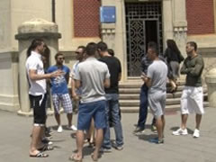 Tirana, lojtaret kerkojne pagat para zyres se Lulzim Bashes