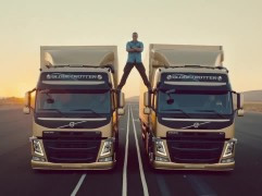 Jean Claude Van Damme, sparkate mes dy kamioneve ne levizje