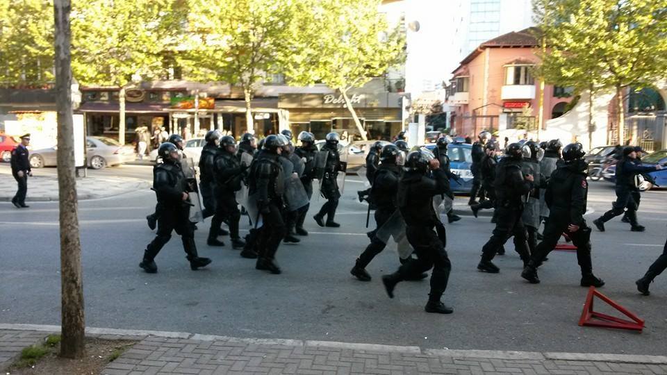 Protesta per vdekjen e shqiptarit ne burgun grek, policia shperndan protestuesit e mbledhur perpara ambasades greke