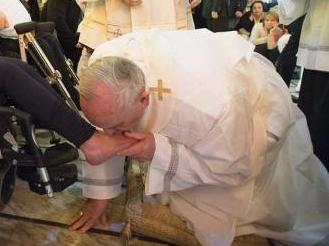 Papa Francesco thyen rregullat, lan dhe puth edhe kembet e femrave 