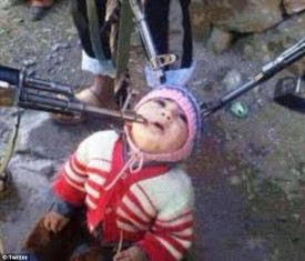 Fotoja shokuese nga Siria: tri arme drejtuar foshnjes