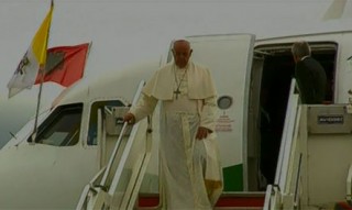 Papa Francesku mberrin ne Shqiperi, pritje madheshtore neper rruge e ne shesh