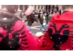 Shqiptaret hedhin valle ne mes Milanos per festat e Nentorit