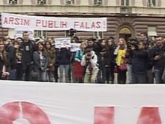 Studentet protestojne kunder reformes per Arsimin e Larte