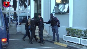 Policia shoqeron dy persona per incidentin e djeshem ne Durres