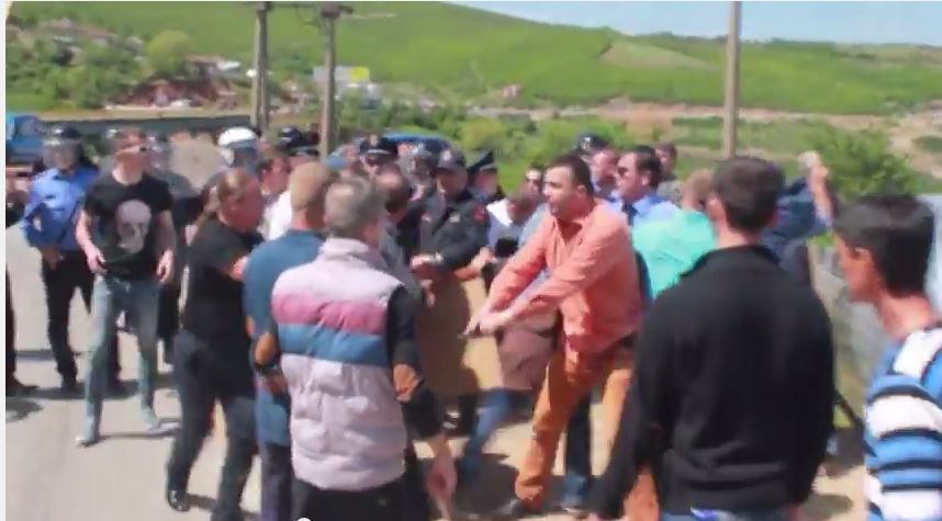 Shefi i krimeve shan dhe kercenon me arme protestuesit ne Kukes (VIDEO)