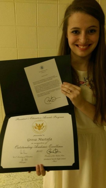 18-vjecarja shqiptare merr cmimin e ekselences nga Obama