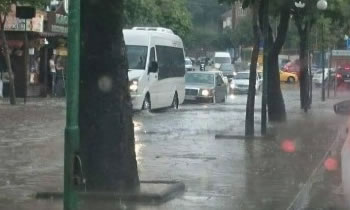 Pak minuta shi mjaftojne per te permbytur rruget e Tiranes, shihni cfare ndodhi ne rrugen e Elbasanit