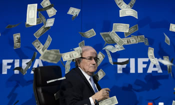 Incidenti me Blatter, protestuesi i hedh nje tufe me para (VIDEO)
