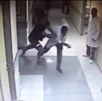 Momentet e dhunimit te mjekut kirurg ne spitalin e Durresit
