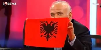 Analisti turk me flamur shqiptar ne   studio: Vellezerit bene surprizen