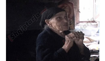 100-vjecarja e braktisur, 2 muaj ne erresire e pa buken e gojes!
