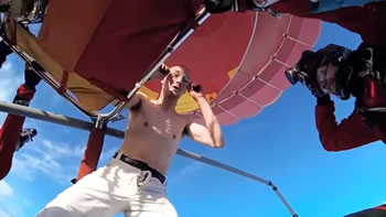Hidhet pa parashute nga mbi 4000 metra lartesi (Video)