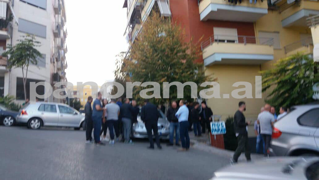 Oficeret e Policise mblidhen perpara shtepise se Tahirit